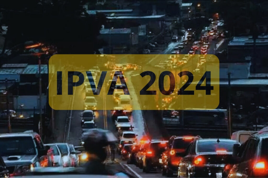 Trânsito noturno com placa "IPVA 2024".