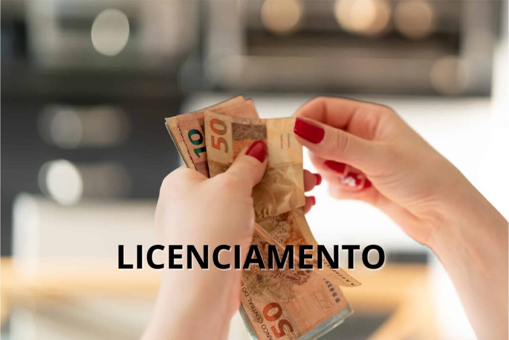 Mãos contando dinheiro com palavra "LICENCIAMENTO".