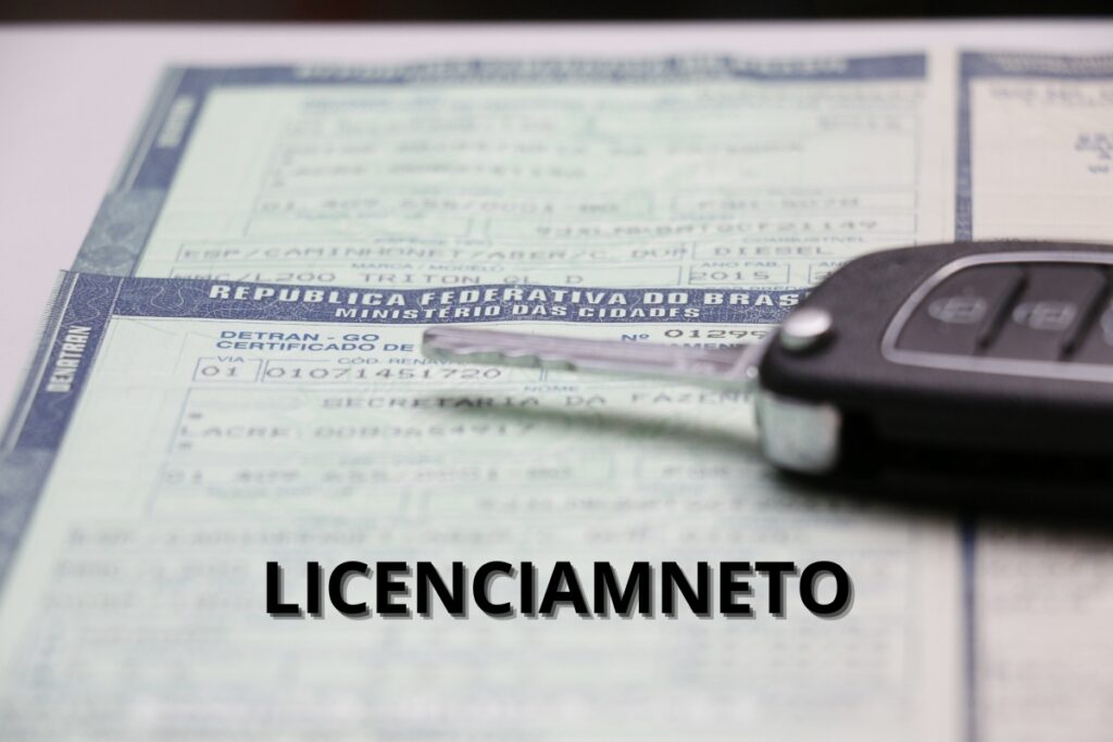 Documento de licenciamento veicular com chave de carro.