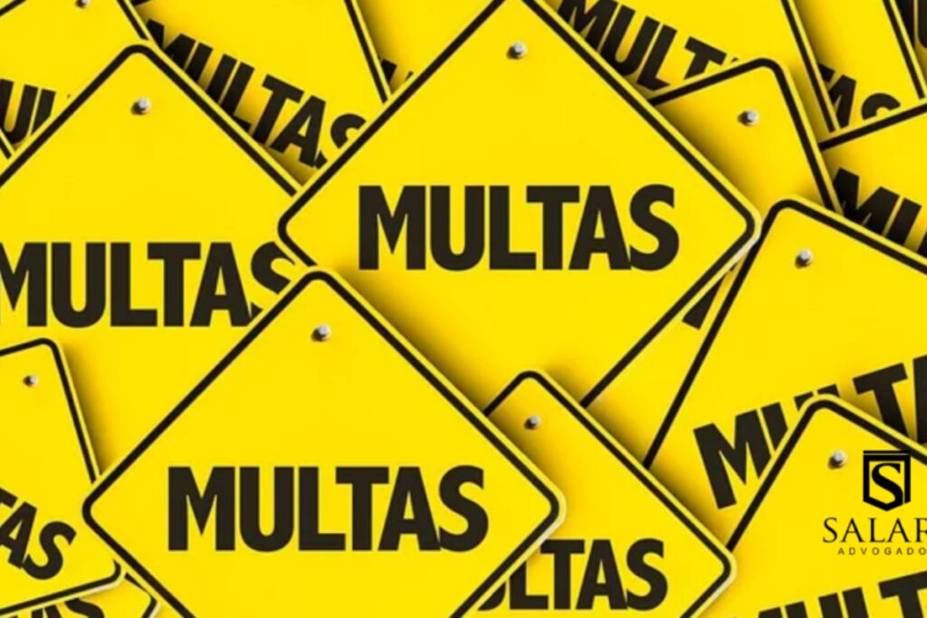 Placas amarelas com texto "MULTAS" sobrepostas.