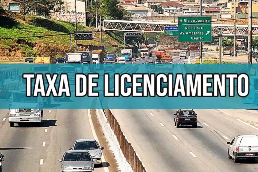 Rodovia movimentada, placa "Taxa de Licenciamento".