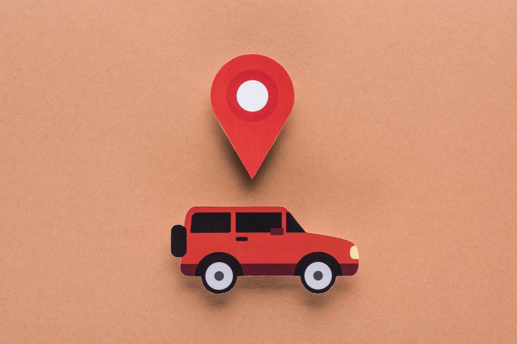 Carro vermelho e ícone de localização pin.