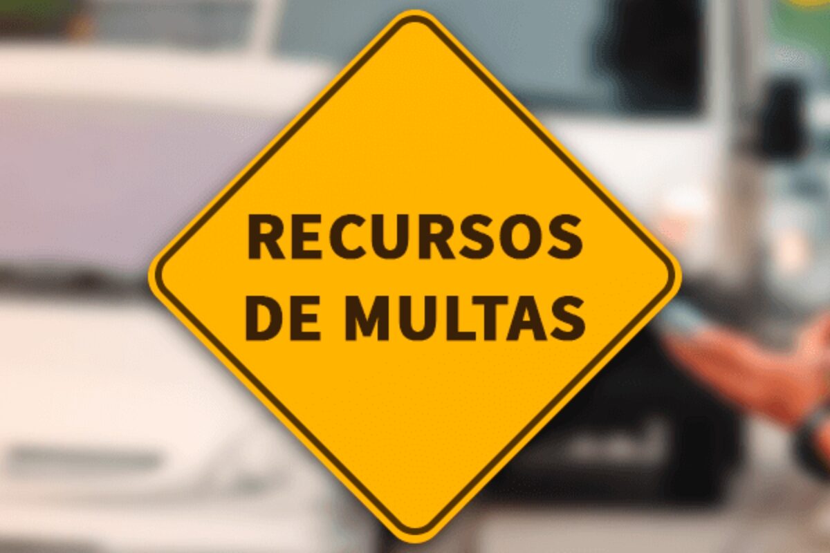 Placa amarela escrita "RECURSOS DE MULTAS".
