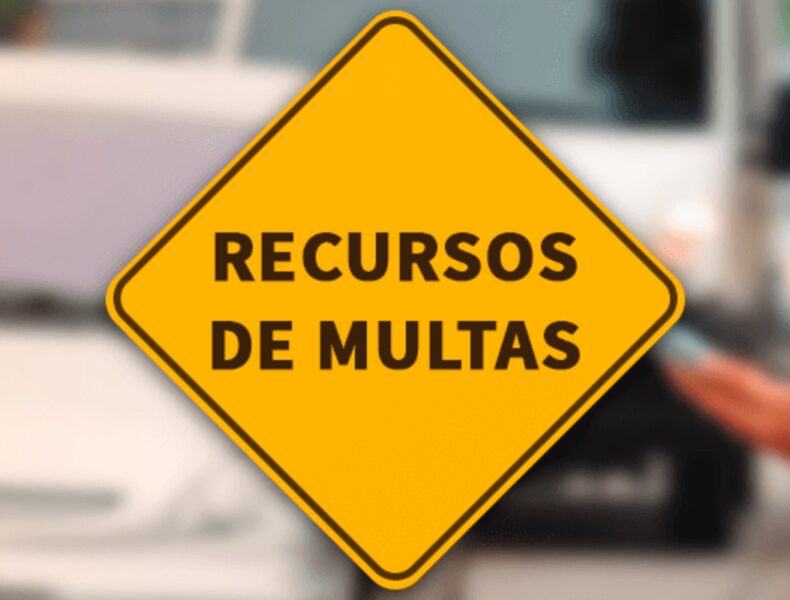 Placa amarela escrita "RECURSOS DE MULTAS".