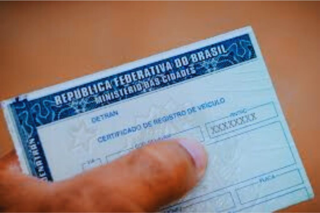 Certificado de Registro de Veículo brasileiro em mãos.