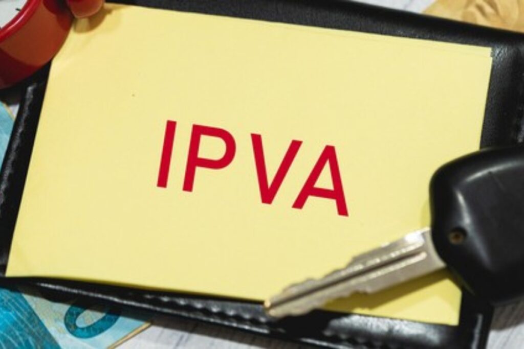 Cartão amarelo com 'IPVA', chaves de carro.